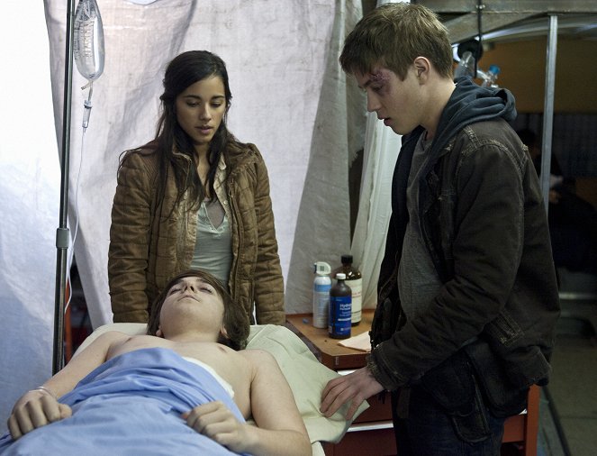 Falling Skies - Season 2 - Compass - Photos - Dylan Authors, Seychelle Gabriel, Connor Jessup