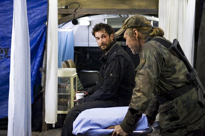 Falling Skies - Shall We Gather at the River - Van film - Noah Wyle