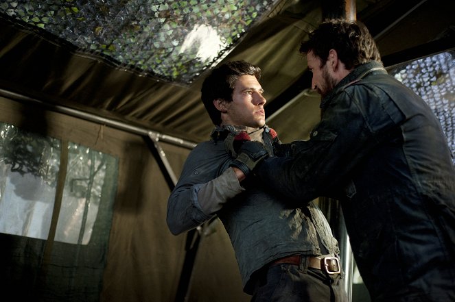 Falling Skies - Season 2 - Shall We Gather at the River - Photos - Drew Roy, Noah Wyle