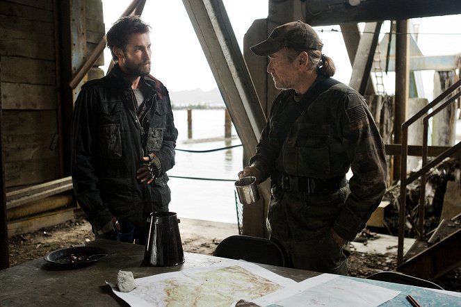 Falling Skies - Shall We Gather at the River - De la película - Noah Wyle, Will Patton