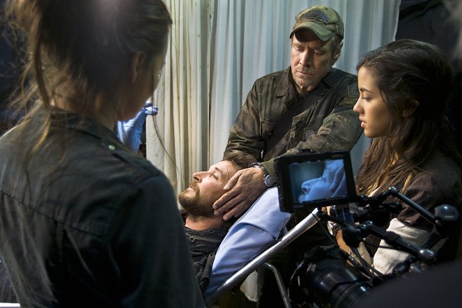 Falling Skies - Shall We Gather at the River - Z nakrúcania - Noah Wyle, Will Patton, Seychelle Gabriel