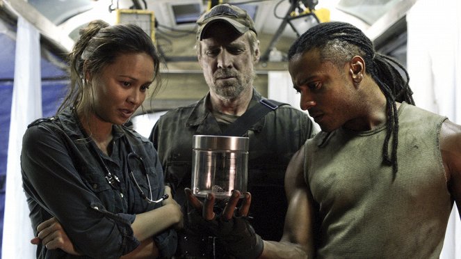 Falling Skies - Shall We Gather at the River - Van film - Moon Bloodgood, Will Patton