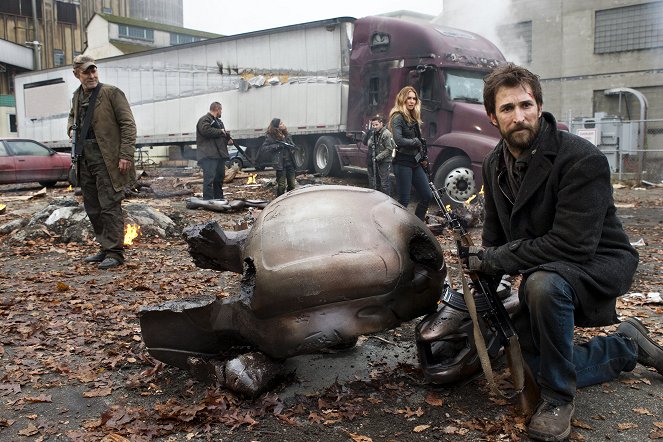 Falling Skies - Season 2 - Worlds Apart - Photos - Will Patton, Sarah Carter, Noah Wyle