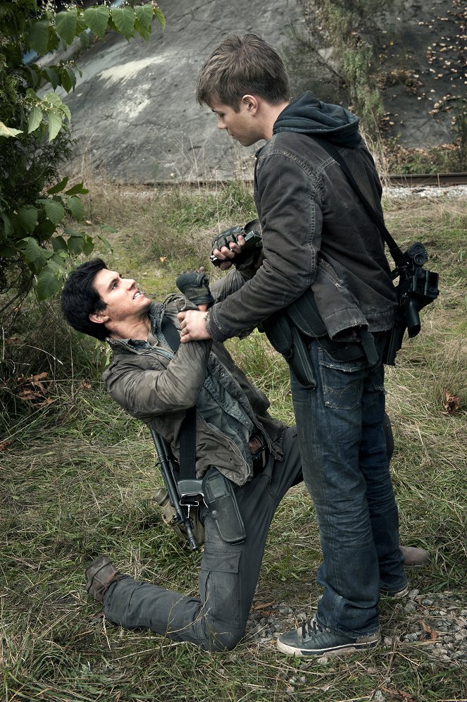 Falling Skies - Worlds Apart - Photos - Drew Roy, Connor Jessup