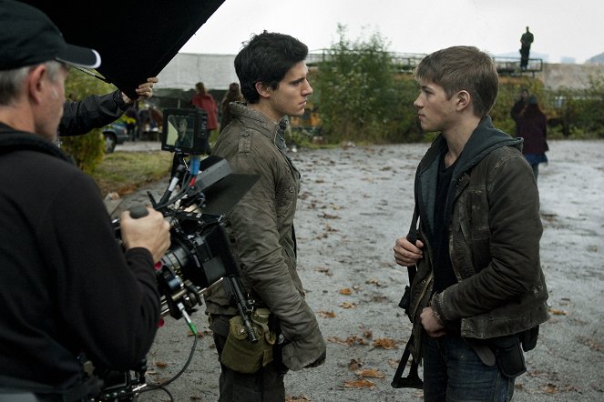 Falling Skies - Worlds Apart - Making of - Drew Roy, Connor Jessup