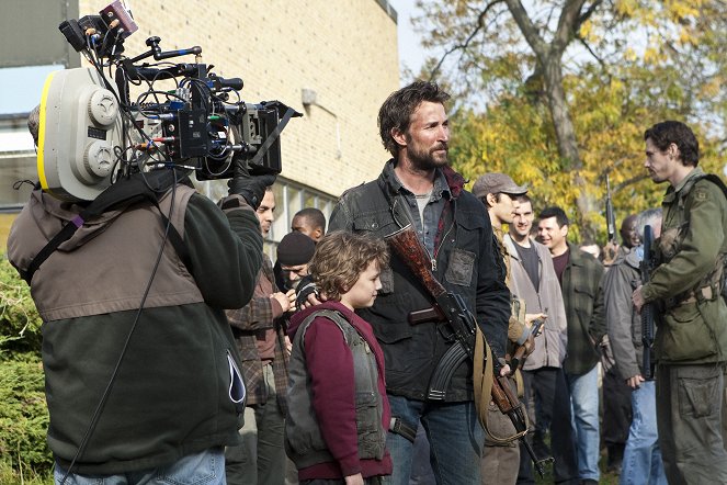 Falling Skies - What Hides Beneath - Making of - Maxim Knight, Noah Wyle