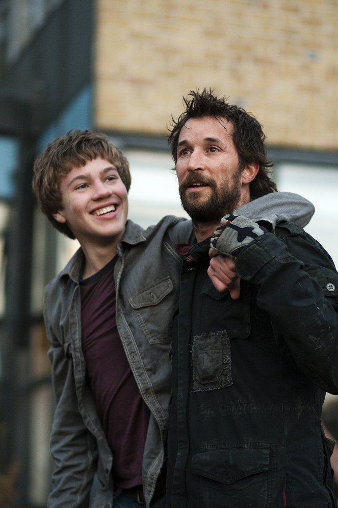 Falling Skies - Season 1 - Eight Hours - Photos - Connor Jessup, Noah Wyle