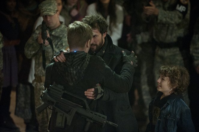Falling Skies - A More Perfect Union - Photos - Noah Wyle, Maxim Knight
