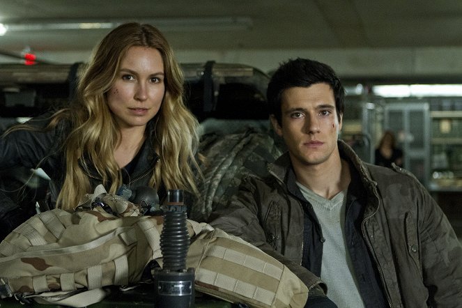 Falling Skies - A More Perfect Union - Van film - Sarah Carter, Drew Roy