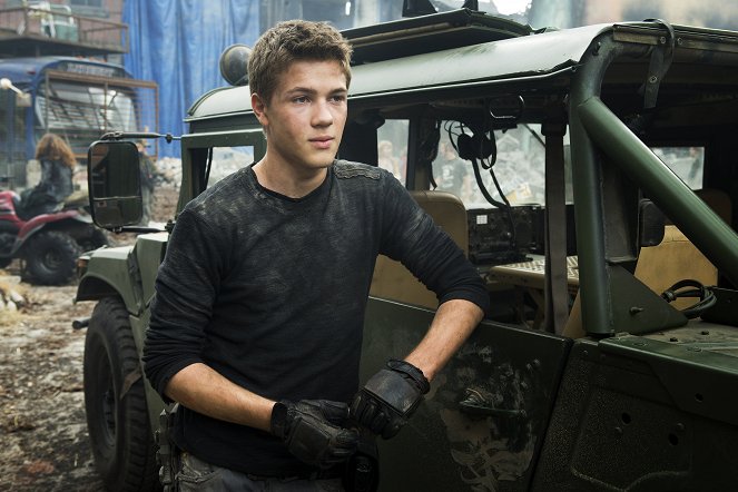 Falling Skies - On Thin Ice - Photos - Connor Jessup
