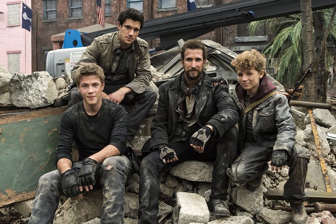 Falling Skies - La Taupe - Tournage - Connor Jessup, Drew Roy, Noah Wyle, Maxim Knight