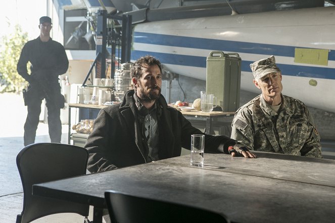 Falling Skies - At All Costs - Photos - Noah Wyle, Matt Frewer