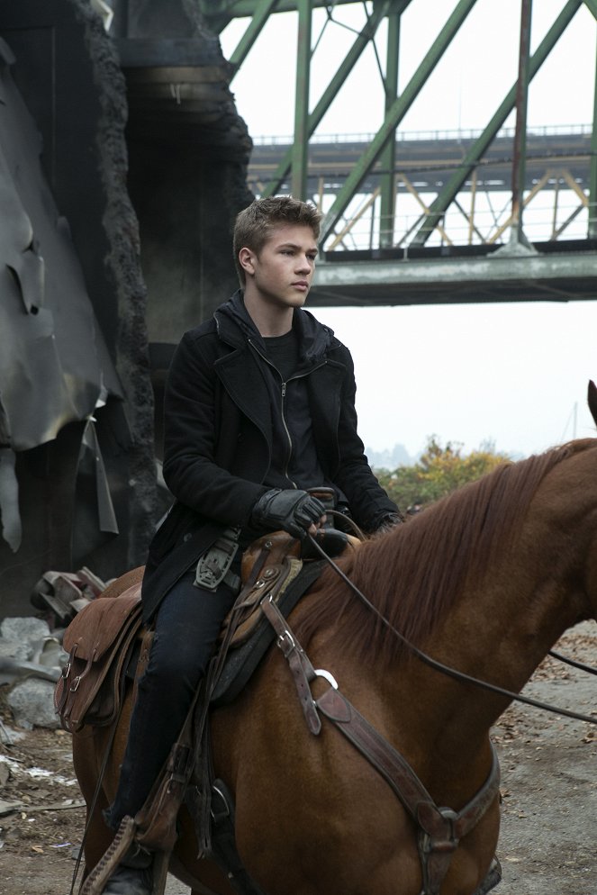 Falling Skies - Search and Recover - Photos - Connor Jessup