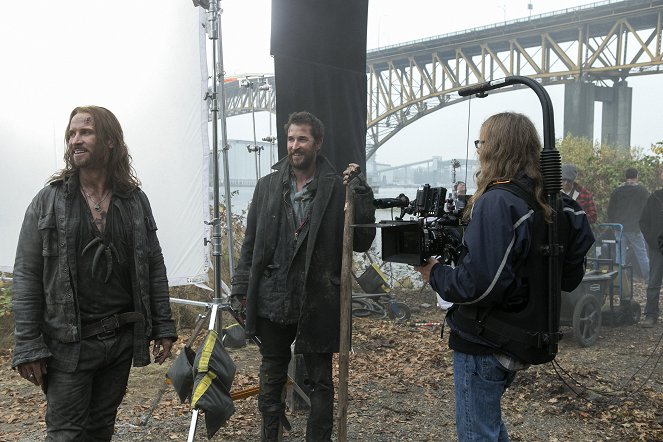 Falling Skies - Search and Recover - Van de set - Colin Cunningham, Noah Wyle