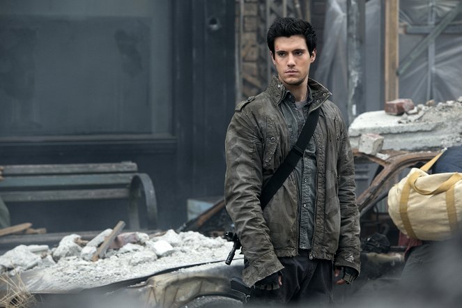 Falling Skies - Search and Recover - Photos - Drew Roy