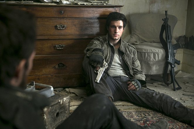Falling Skies - Be Silent and Come Out - Photos - Drew Roy