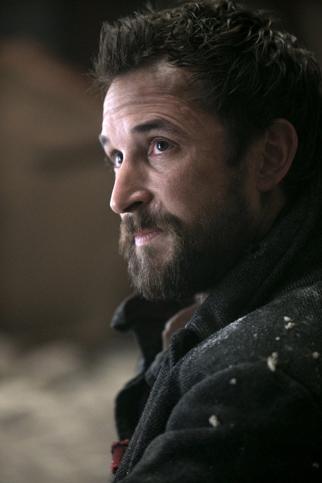 Falling Skies - Be Silent and Come Out - Photos - Noah Wyle