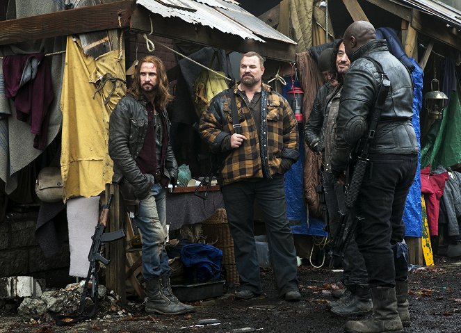Falling Skies - The Pickett Line - Photos - Colin Cunningham