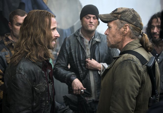 Falling Skies - The Pickett Line - Photos - Colin Cunningham, Will Patton