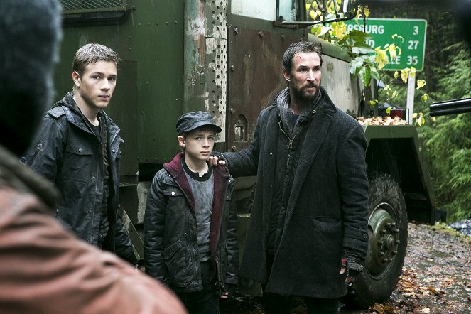Falling Skies - The Pickett Line - Do filme - Connor Jessup, Maxim Knight, Noah Wyle