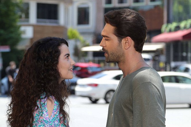 Çatı Katı Aşk - Episode 1 - Photos - Ezgi Şenler, Furkan Andıç