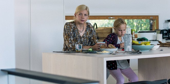 Rauhantekijä - Neuvottelu - De la película - Saara Kotkaniemi, Elina Patrakka
