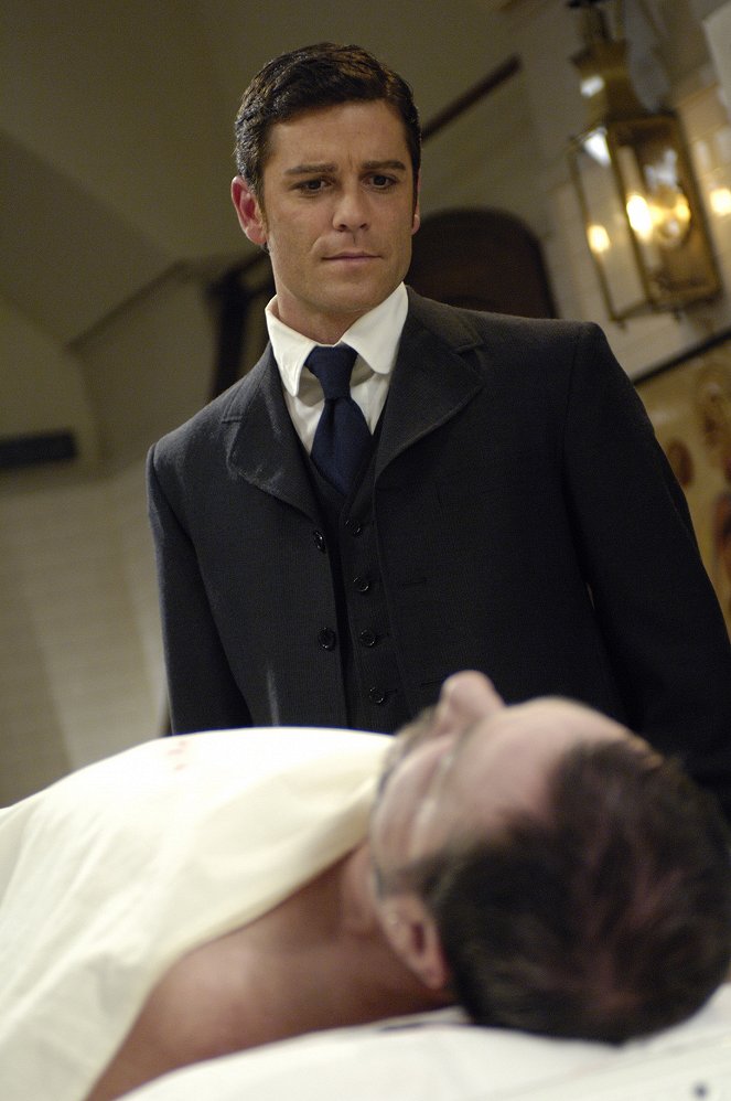 Murdoch Mysteries - Season 1 - Let Loose the Dogs - Photos - Yannick Bisson