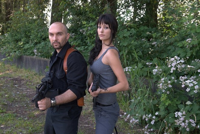 Alien Agent - Do filme - Dominiquie Vandenberg, Amelia Cooke