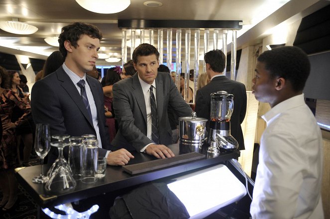 Bones - The Shallow in the Deep - Photos - John Francis Daley, David Boreanaz