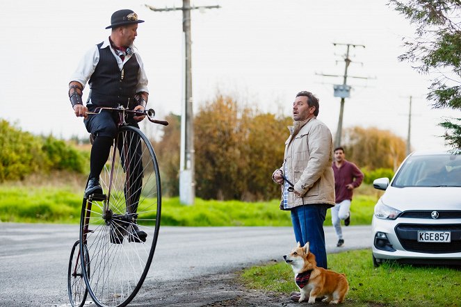 Brokenwood – Mord in Neuseeland - Season 6 - Mit Volldampf in den Tod - Filmfotos - Neill Rea