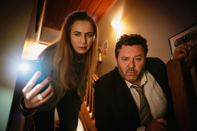Brokenwood – Mord in Neuseeland - Season 6 - Mörderische Seiten - Filmfotos - Cristina Serban Ionda, Neill Rea