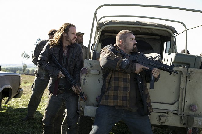 Falling Skies - Ghost in the Machine - Photos - Colin Cunningham, Brad Kelly