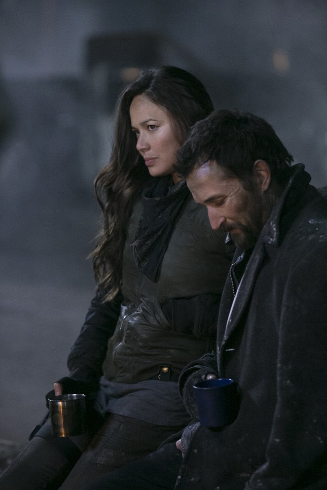 Falling Skies - Season 4 - A Thing with Feathers - Photos - Moon Bloodgood, Noah Wyle