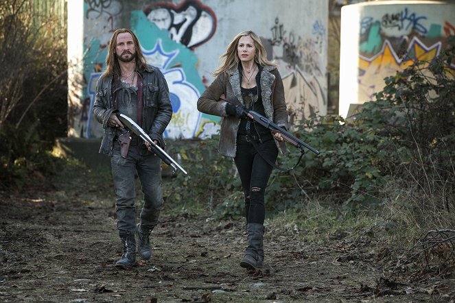 Falling Skies - A Thing with Feathers - De la película - Colin Cunningham, Mira Sorvino