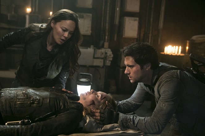 Falling Skies - A Thing with Feathers - De la película - Moon Bloodgood, Drew Roy