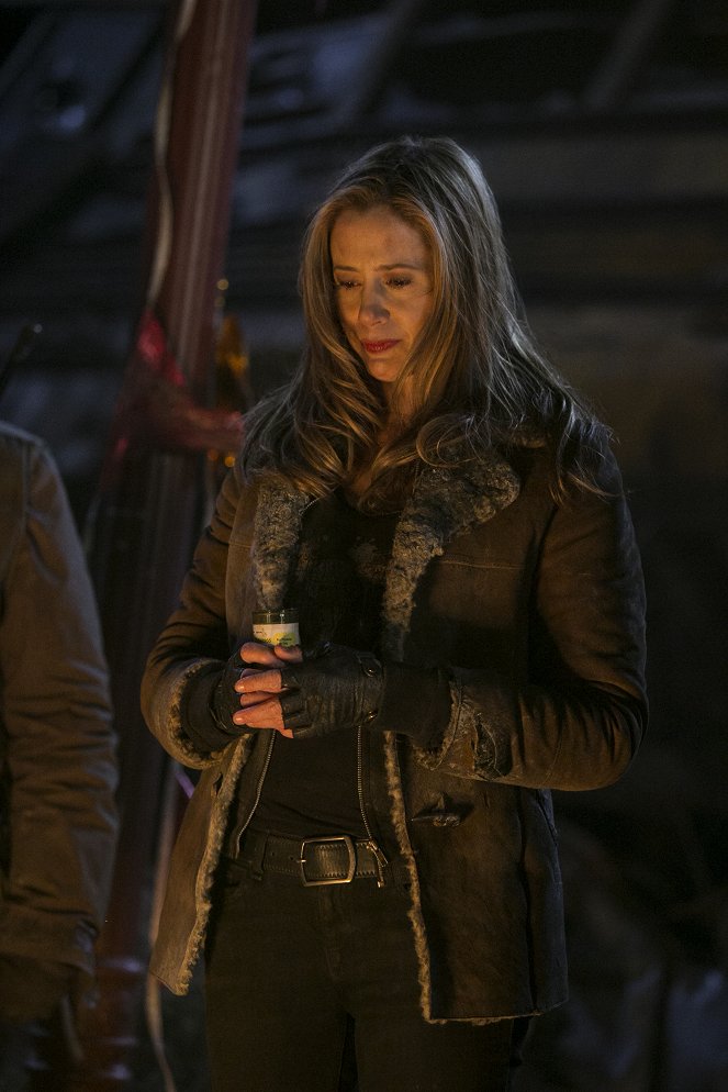 Falling Skies - A Thing with Feathers - Photos - Mira Sorvino