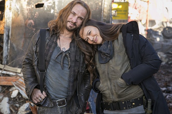 Falling Skies - Shoot the Moon - Kuvat kuvauksista - Colin Cunningham, Moon Bloodgood