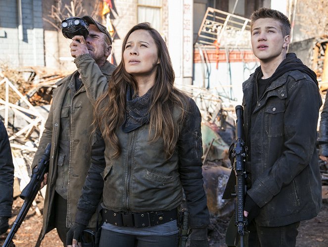 Falling Skies - Shoot the Moon - Photos - Will Patton, Moon Bloodgood, Connor Jessup