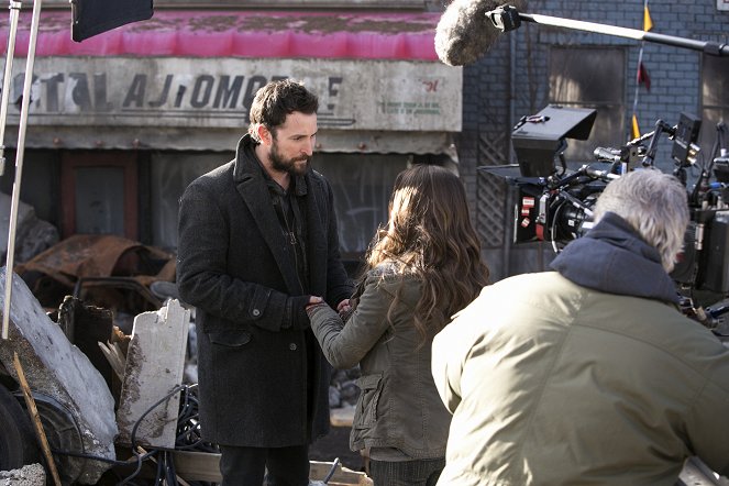 Falling Skies - Shoot the Moon - Van de set - Noah Wyle