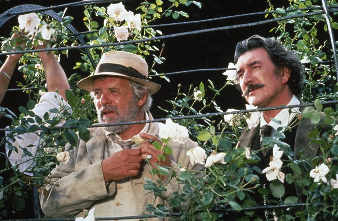 August - Photos - Anthony Hopkins, Leslie Phillips
