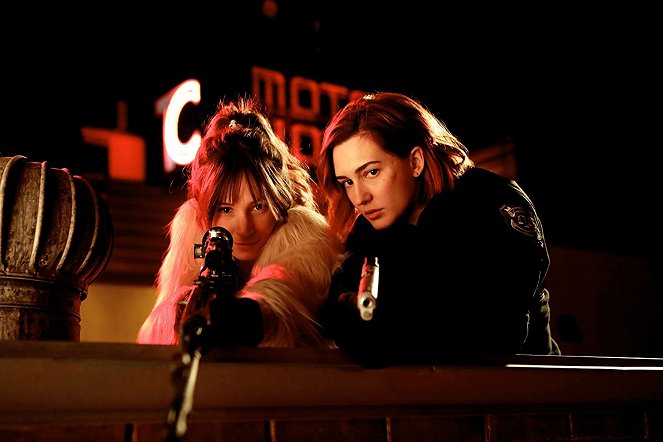 Wynonna Earp - Season 3 - Blood Red and Going Down - Photos