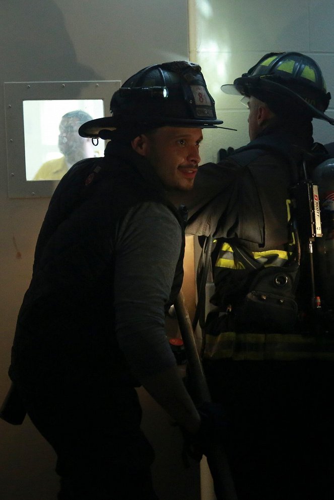 Chicago Fire - Season 1 - Ein harter Tag - Dreharbeiten - Joe Minoso