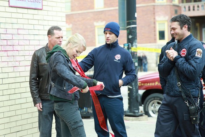 Chicago Fire - Abschied nehmen - Dreharbeiten - Jason Beghe, Jesse Spencer, Taylor Kinney