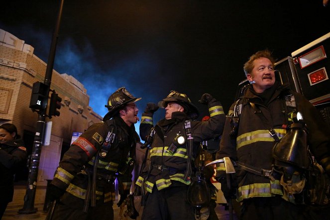 Chicago Fire - Season 1 - Osamělost velitelů - Z nakrúcania - Taylor Kinney, David Eigenberg, Christian Stolte