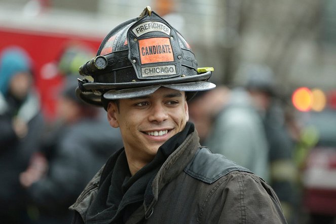 Chicago Fire - Leaders Lead - Van de set - Charlie Barnett