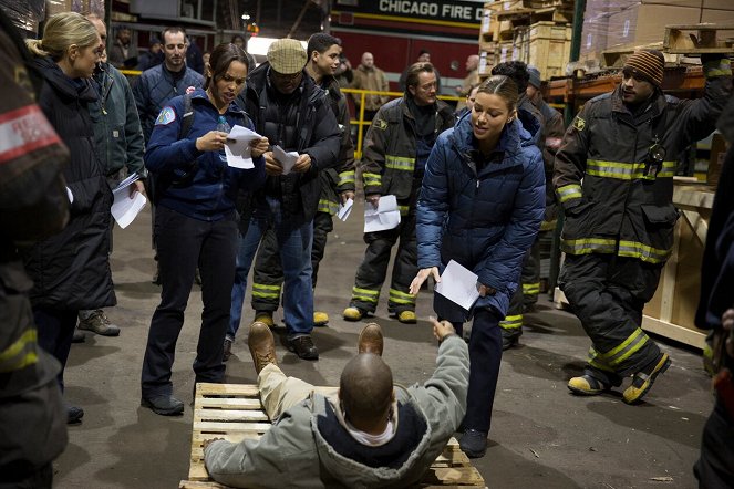 Chicago Fire - Ctižádost - Z natáčení - Monica Raymund, Charlie Barnett, Christian Stolte, Lauren German, Joe Minoso