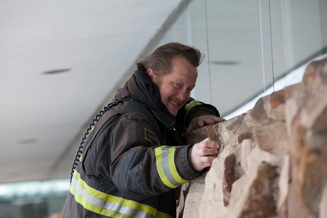 Chicago Fire - A Coffin That Small - Making of - Christian Stolte