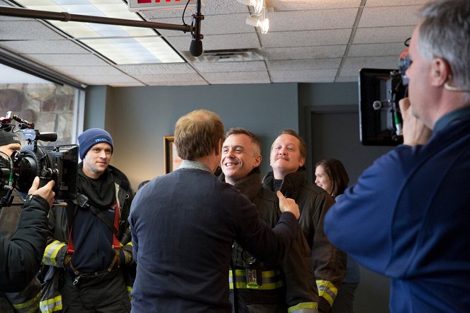 Chicago Fire - Taka mała trumienka - Z realizacji - Jesse Spencer, David Eigenberg, Christian Stolte