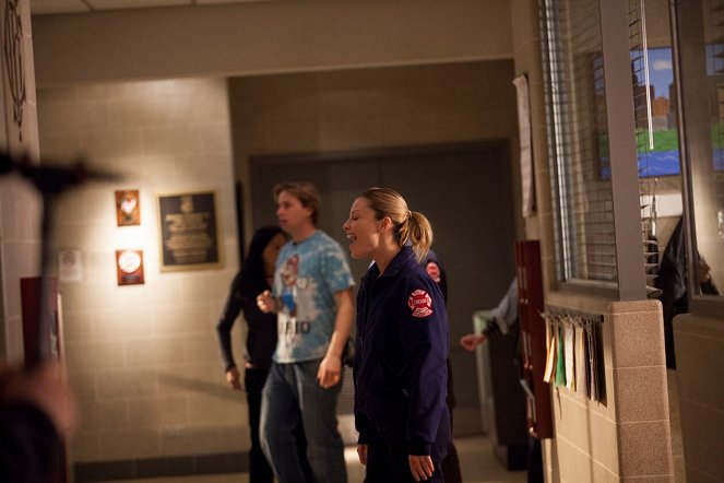 Chicago Fire - Fireworks - Van de set - Lauren German