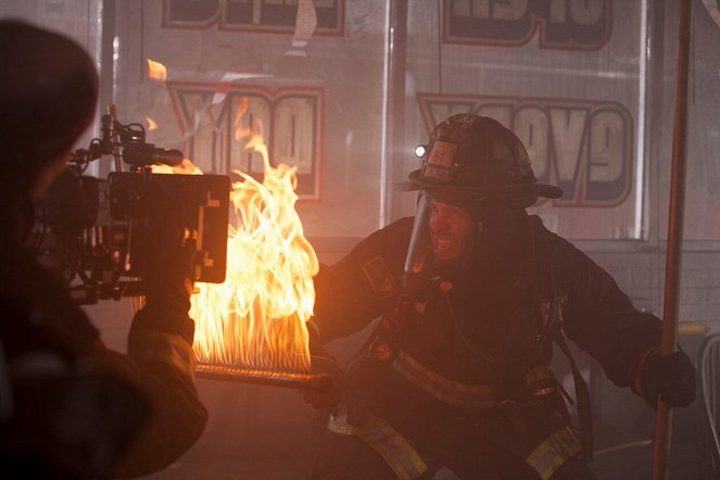 Chicago Fire - Season 1 - Fireworks - Van de set - Joe Minoso